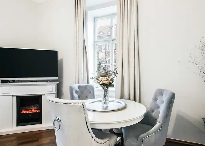 Old Town Square Apartment *